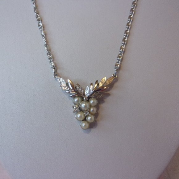 Avon Faux Pearl Grape Cluster Silver Necklace 20" - Picture 2 of 7